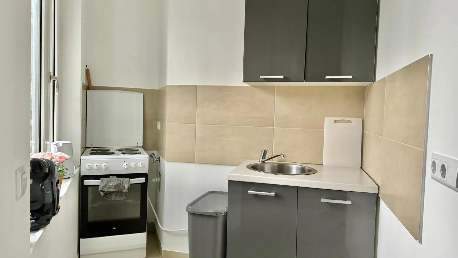 Stylish Schonbrunn Apartments - Free Underground Parking Vienna 0*,