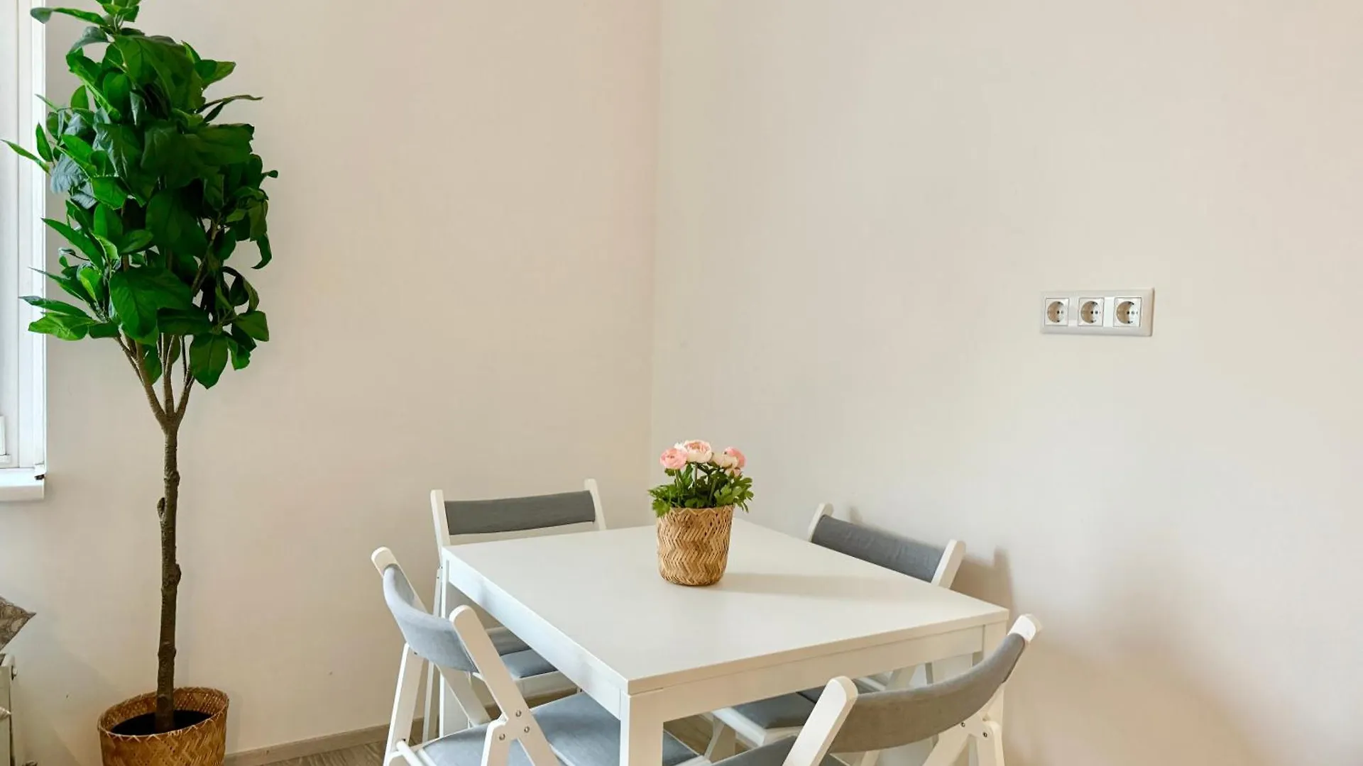 Stylish Schonbrunn Apartments - Free Underground Parking Vienna