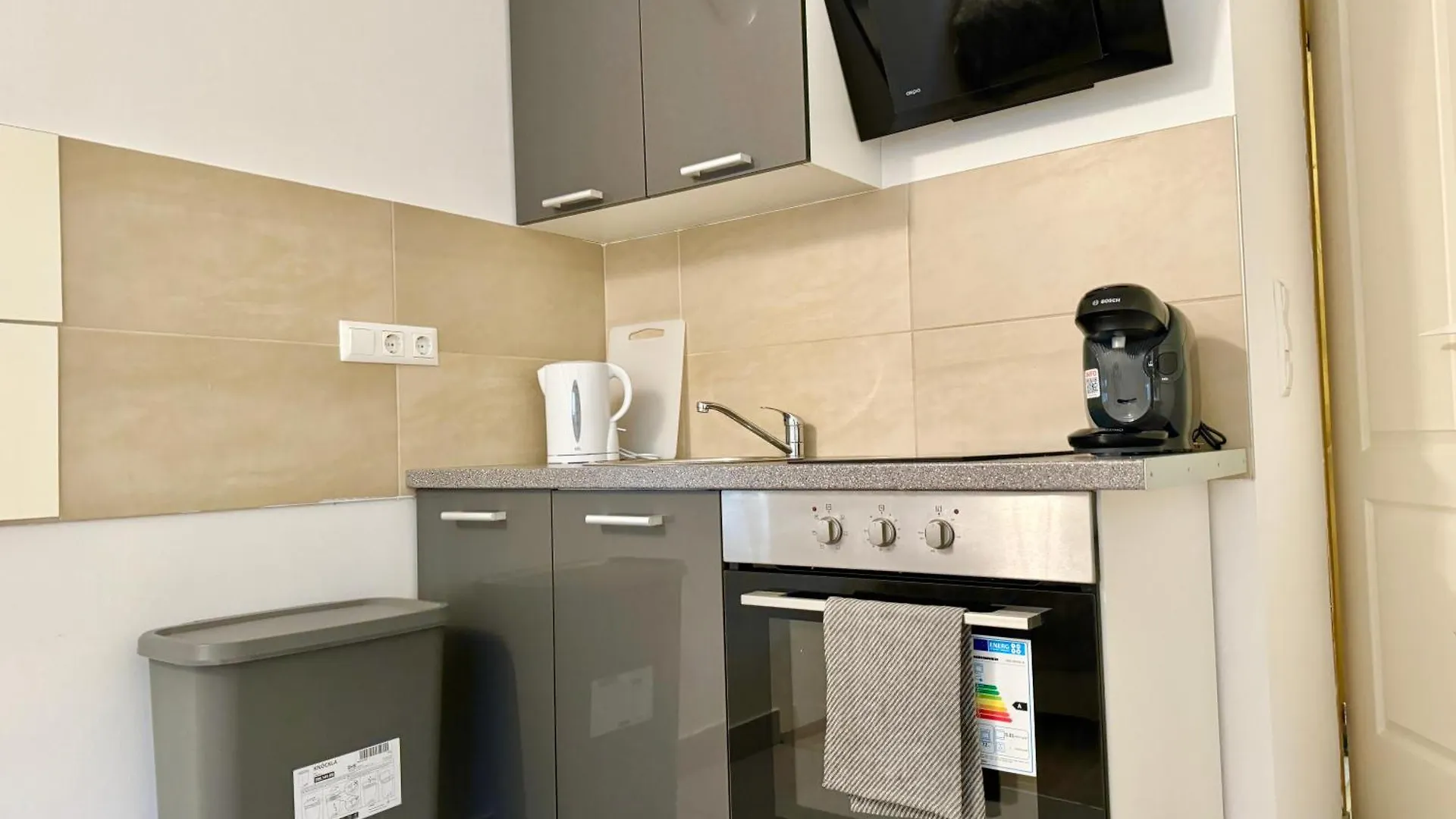 Stylish Schonbrunn Apartments - Free Underground Parking Vienna Austria