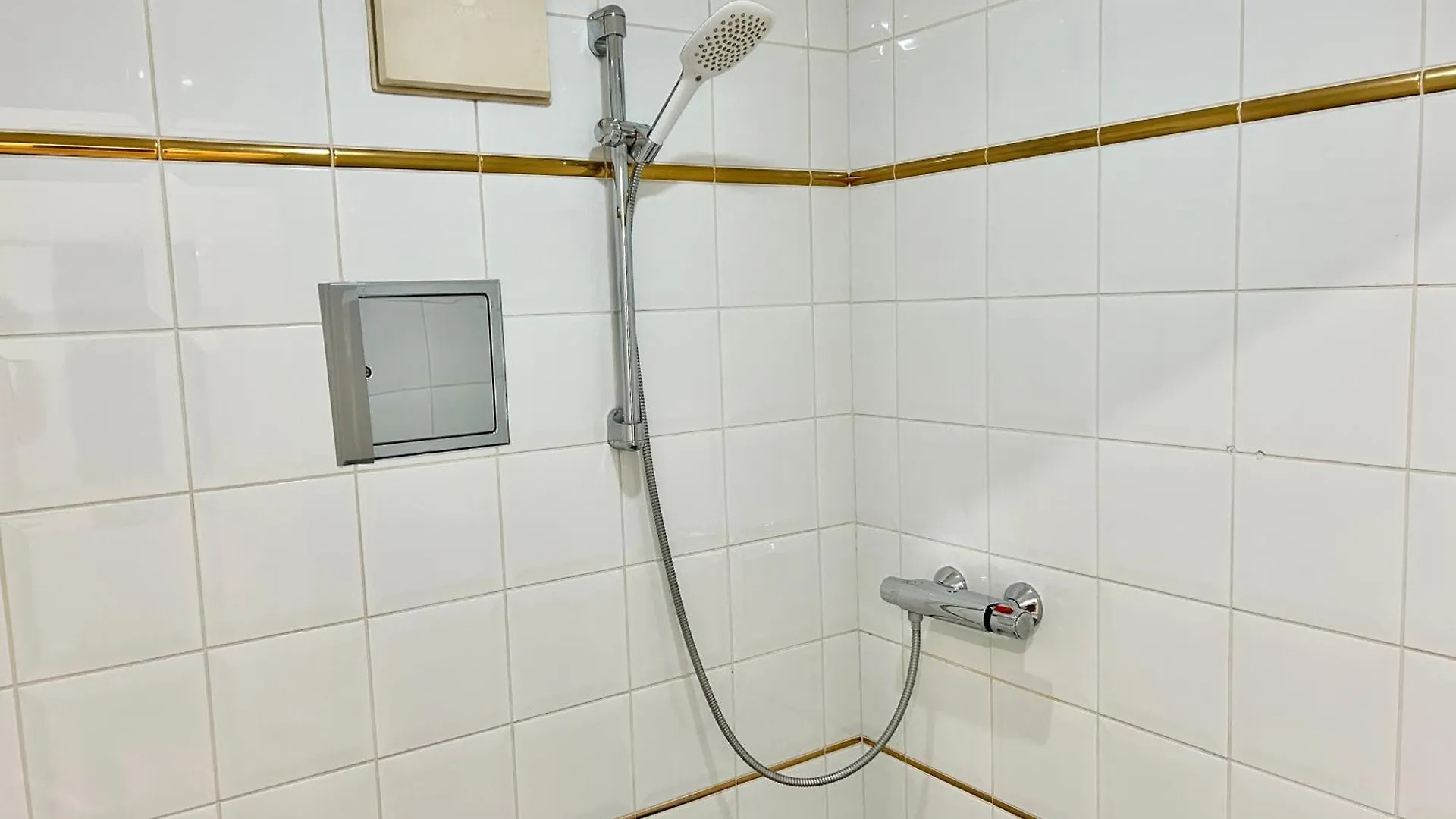 Stylish Schonbrunn Apartments - Free Underground Parking Vienna Austria