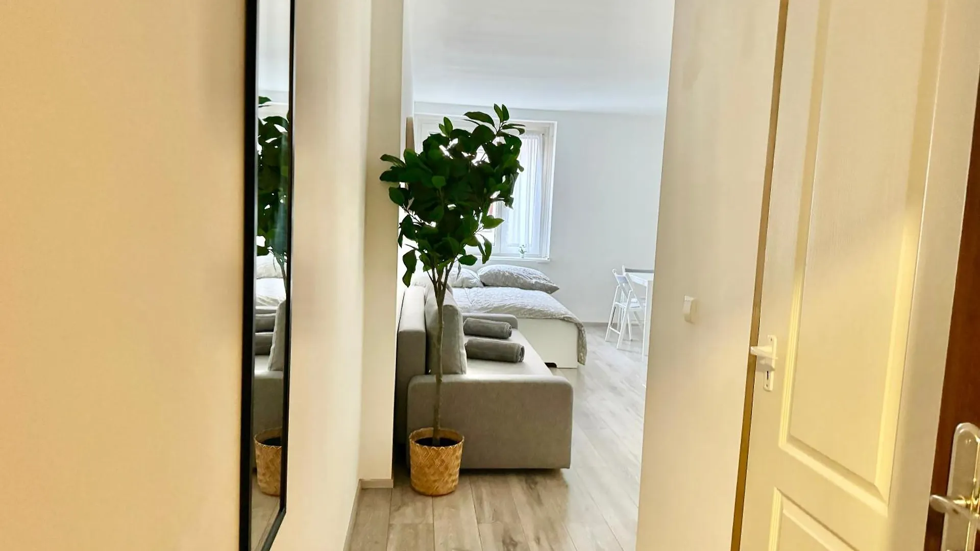 Stylish Schonbrunn Apartments - Free Underground Parking Vienna