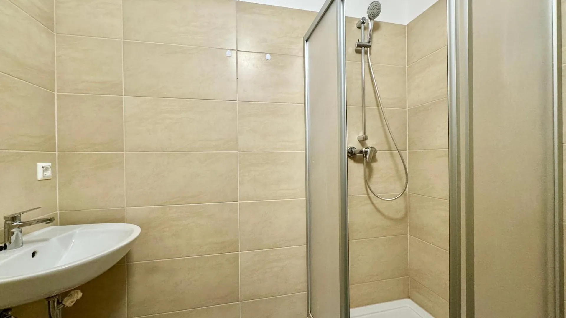 Stylish Schonbrunn Apartments - Free Underground Parking Vienna